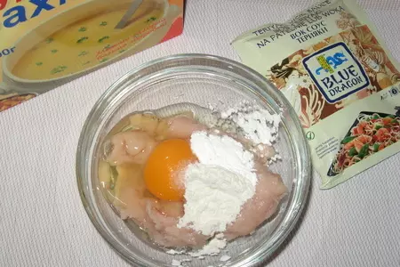Куриные фрикадельки-гриль на бамбуковых шампурах: шаг 1