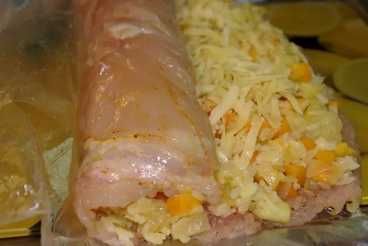 Куриный рулет в беконе с фруктовой начинкой "ассорти": шаг 5