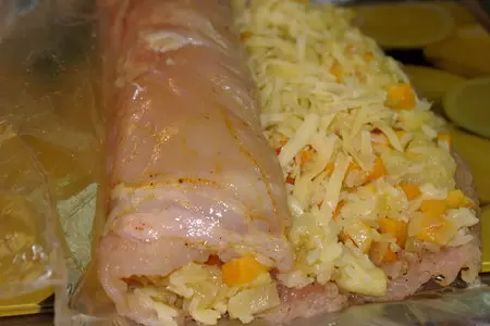 Куриный рулет в беконе с фруктовой начинкой "ассорти": шаг 5