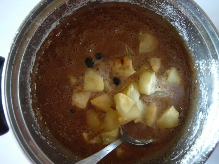 Кекс шоколадный с черной смородиной и "медовыми" яблоками.: шаг 4