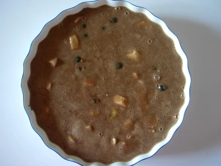 Кекс шоколадный с черной смородиной и "медовыми" яблоками.: шаг 6