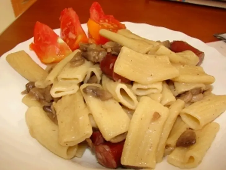 Макарошки с охотничьими колбасками и коньяком: шаг 7