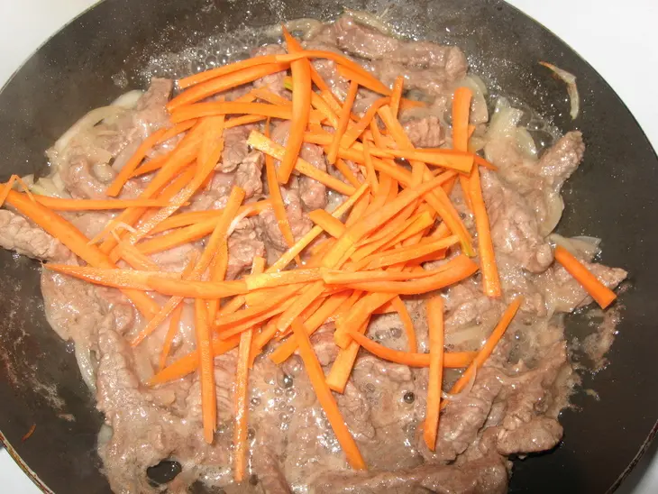 Лапша с говядиной и овощами в соусе терияке: шаг 3