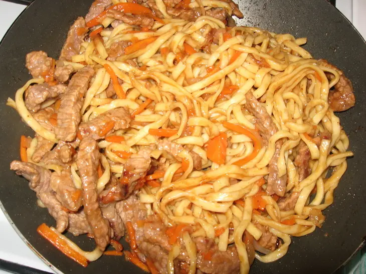 Лапша с говядиной и овощами в соусе терияке: шаг 6