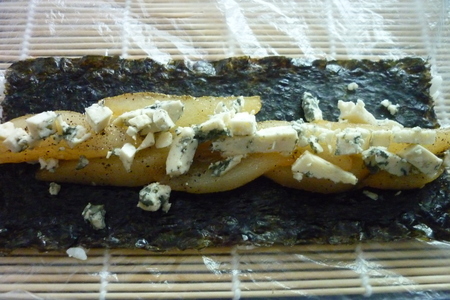 Суши фьюжн с медовой грушей и голубым сыром: шаг 3