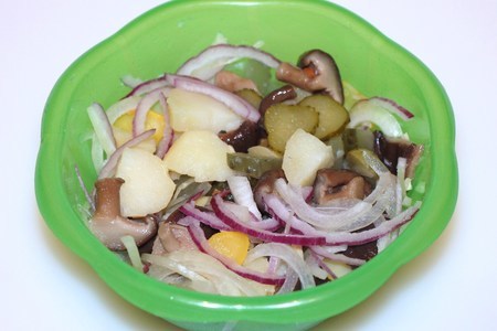 Салат из картофеля с квашенной капустой и грибами: шаг 7
