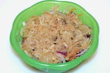 Салат из картофеля с квашенной капустой и грибами: шаг 8