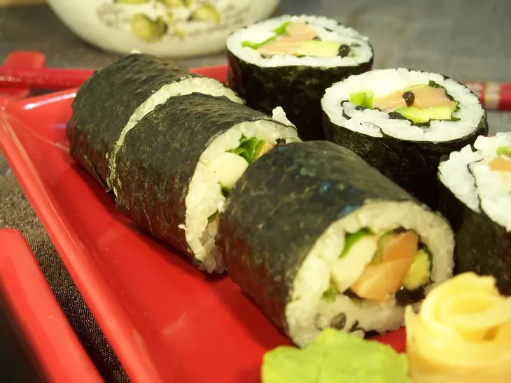 Роллы с крабовыми палочками, форелью и "царской икрой": шаг 5