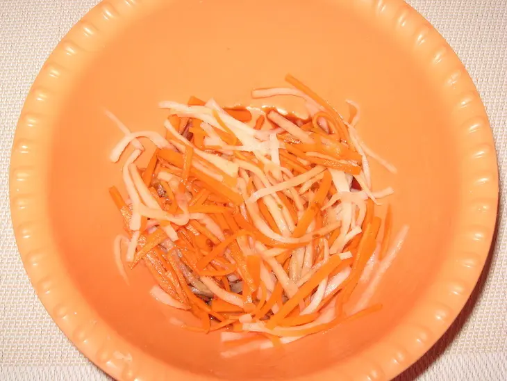 Салат из моркови и дайкона: шаг 4