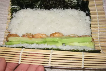 Роллы с овощами и креветками: шаг 6