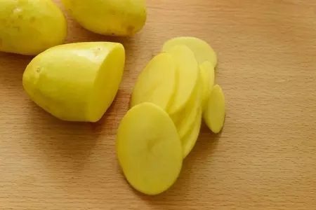 Запеканка из молодого картофеля с кабачком и сыром.: шаг 1