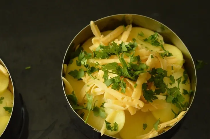 Запеканка из молодого картофеля с кабачком и сыром.: шаг 4
