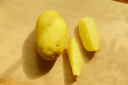 Салат из молодого картофеля с сельдью: шаг 1