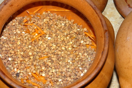 Макрель с томленой гречкой в ароматном бульоне в горшке: шаг 4