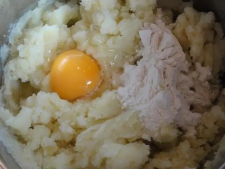 Картофельные крокеты с рыбой и с сыром.: шаг 2