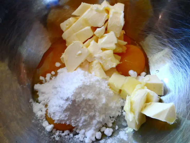 Шоколадный кекс-пирог с черносливом и орехами.: шаг 4