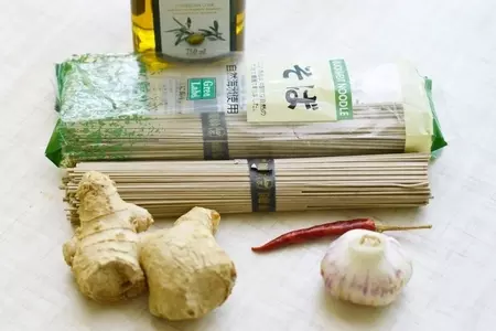 Роллы с гречневой лапшой, шиитаке и овощами.: шаг 1