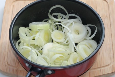 Суп из молодого картофеля с луком-пореем: шаг 5