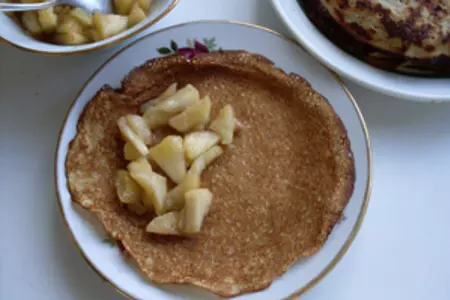Блинчики с яблоками и клюквенным соусом: шаг 3