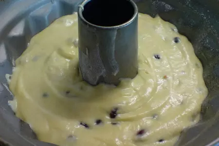 Кекс с фисташками, вяленой клюквой и шоколадом: шаг 6
