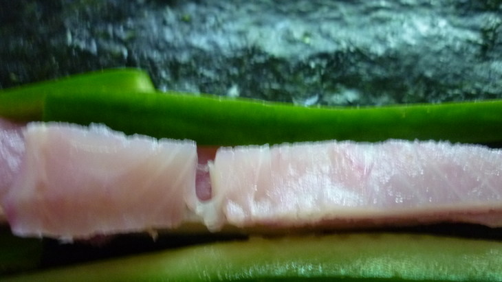 Суши с копченым палтусом,авокадо и свежим огурцом: шаг 5