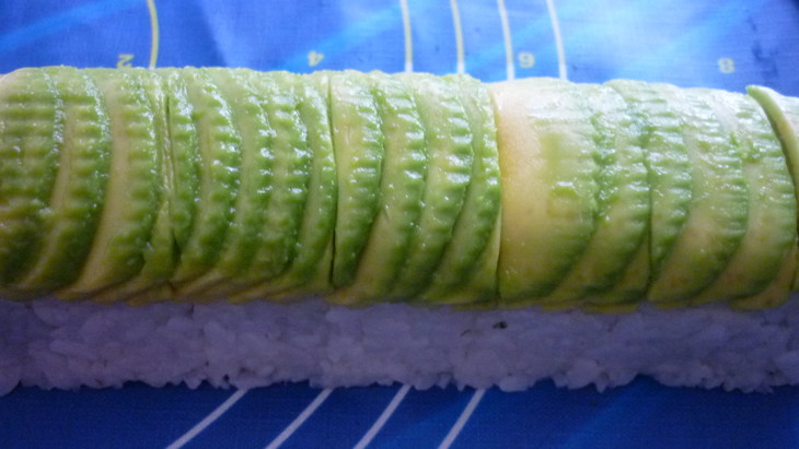 Суши с копченым палтусом,авокадо и свежим огурцом: шаг 6