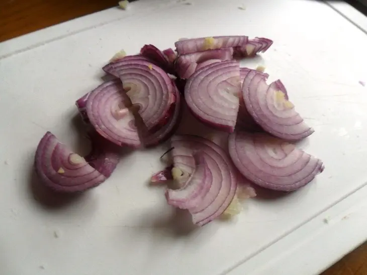Тёплый картофельный салат с красным луком и маслинамии: шаг 1