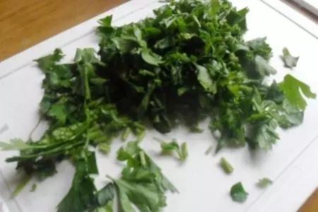 Тёплый картофельный салат с красным луком и маслинамии: шаг 2