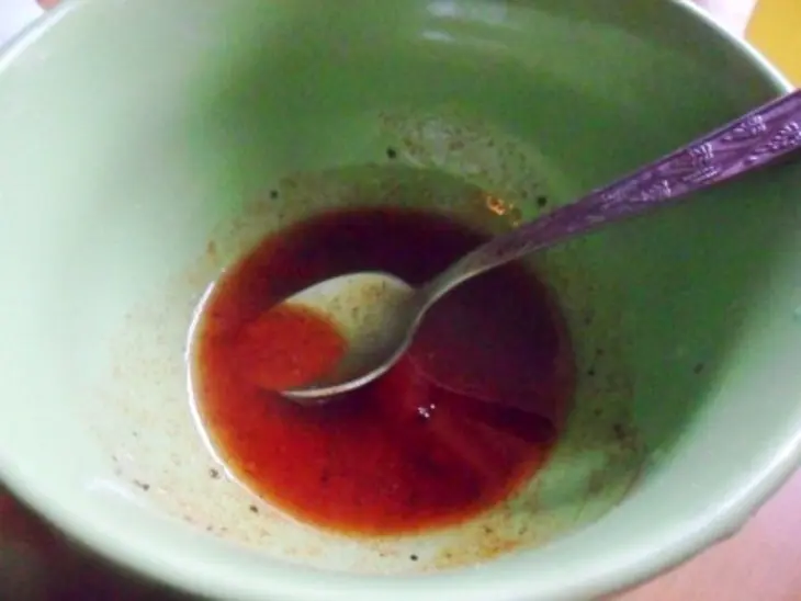 Тёплый картофельный салат с красным луком и маслинамии: шаг 3