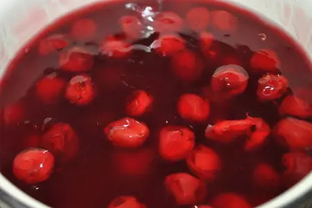 Сладкие сырные роллы в рисовой бумаге с пикантным соусом: шаг 1