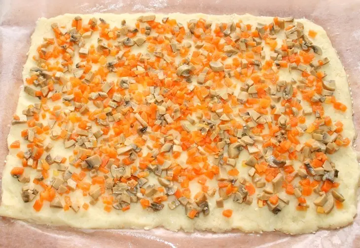 Картофельные роллы с грибами и морковью + густой соус из огурца и черемши: шаг 8