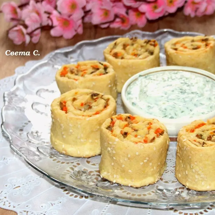 Картофельные роллы с грибами и морковью + густой соус из огурца и черемши: шаг 14