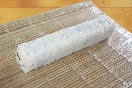 Ролл с лососем, сливочным сыром и зеленым луком: шаг 3