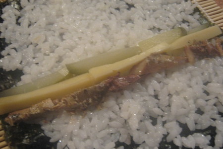 Роллы с соленым огурцом,сыром и шпротами: шаг 2