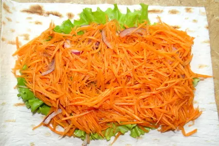 Быстрая гриль-закуска в лаваше с маринованной морковью и копченой семгой: шаг 5