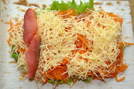 Быстрая гриль-закуска в лаваше с маринованной морковью и копченой семгой: шаг 6