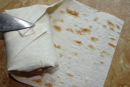 Быстрая гриль-закуска в лаваше с маринованной морковью и копченой семгой: шаг 8