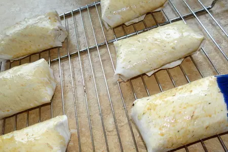 Быстрая гриль-закуска в лаваше с маринованной морковью и копченой семгой: шаг 11