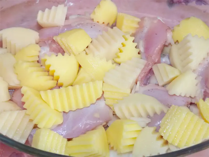 Курица и молодой  картофель запеченные в сливках.: шаг 2