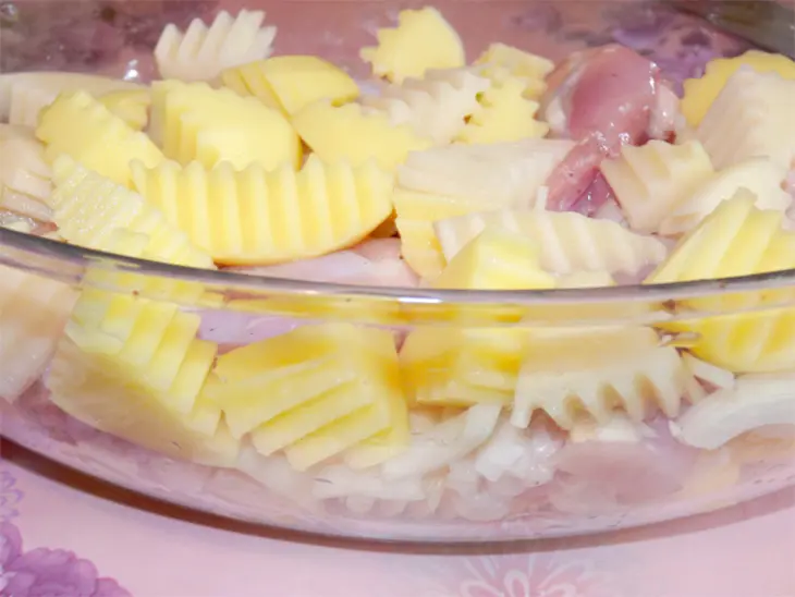Курица и молодой  картофель запеченные в сливках.: шаг 3