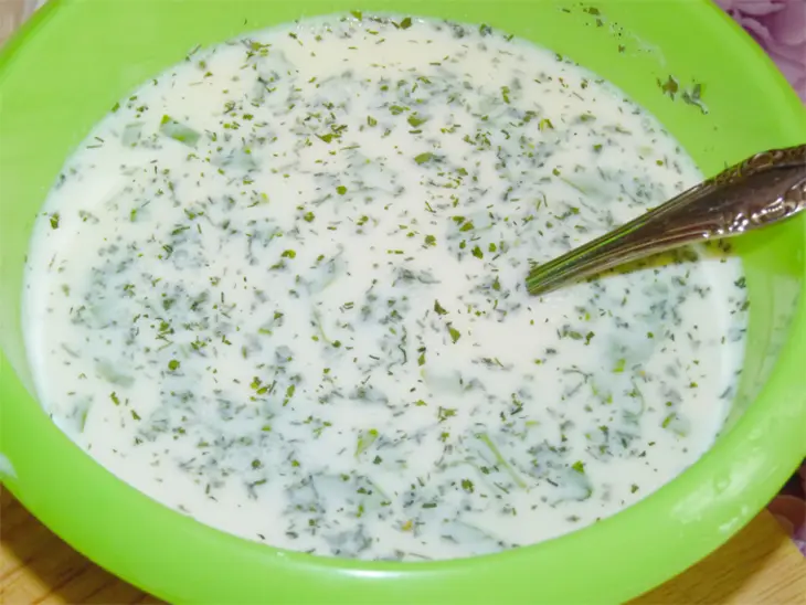 Курица и молодой  картофель запеченные в сливках.: шаг 4