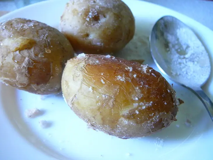 Картофель (запеченный в соли)  под сырным соусом: шаг 2