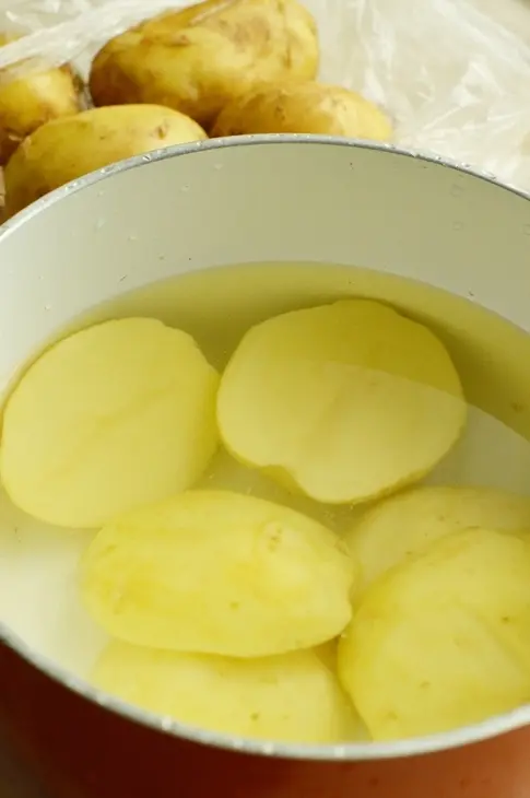 Картофельные мини-кексы со сливочным сыром и икрой.: шаг 1