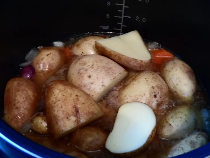 Молодая картошечка,тушёная с индейкой.: шаг 3