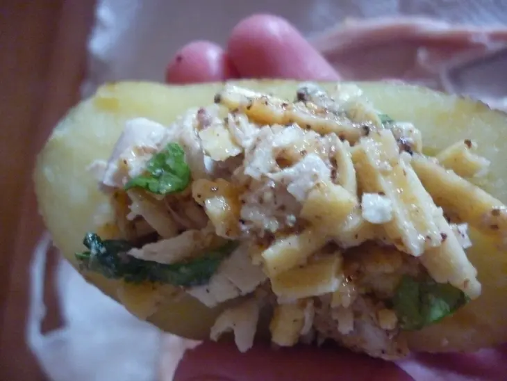 Молодой фаршированный картофель, да в куриной шкурке: шаг 2