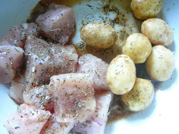 Шашлычок из маринованного молодого картофеля с мясом птицы: шаг 2