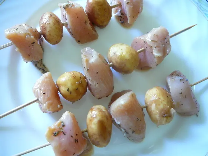 Шашлычок из маринованного молодого картофеля с мясом птицы: шаг 3