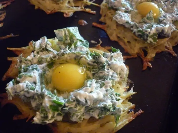 Картофельные гнёзда с козьим сыром и щавелём: шаг 6