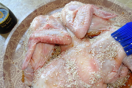 Копченая курица, маринованная в соево-медовом маринаде с кунжутом: шаг 4