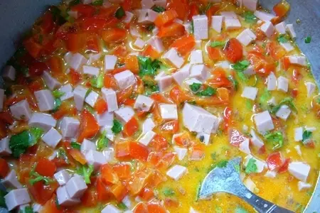 Маффины из омлета с колбасой и сладким перцем: шаг 5